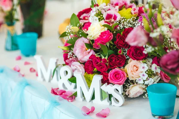 Mennyibe kerül egy esküvői virágdekoráció nyáron?