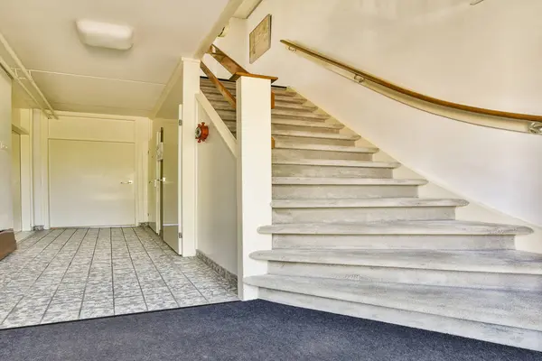 Mennyibe kerül egy beltéri lépcső?