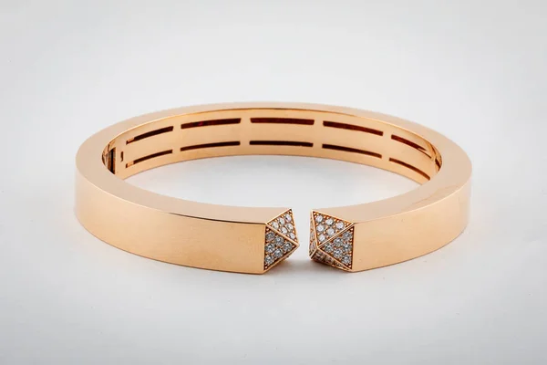 Rózsaarany gyűrű, gyémántokkal díszítve, elegáns és modern dizájnnal.