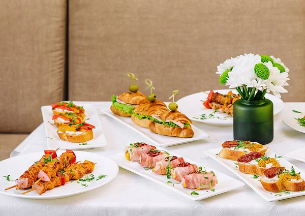 Finom gourmet falatok egy elegáns étterem asztalán, különleges élményt kínálva.