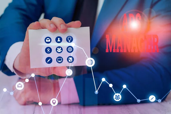 Egy üzletember kezében hirdetési elemzést bemutató kártya látható, háttérben grafikonokkal.