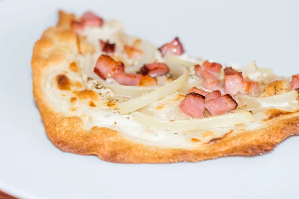 Frissen sült lángos, ropogós tésztával és ízletes feltétekkel.