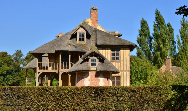 Nádtetős ház, amely a vidéki építészet jellegzetes példája.