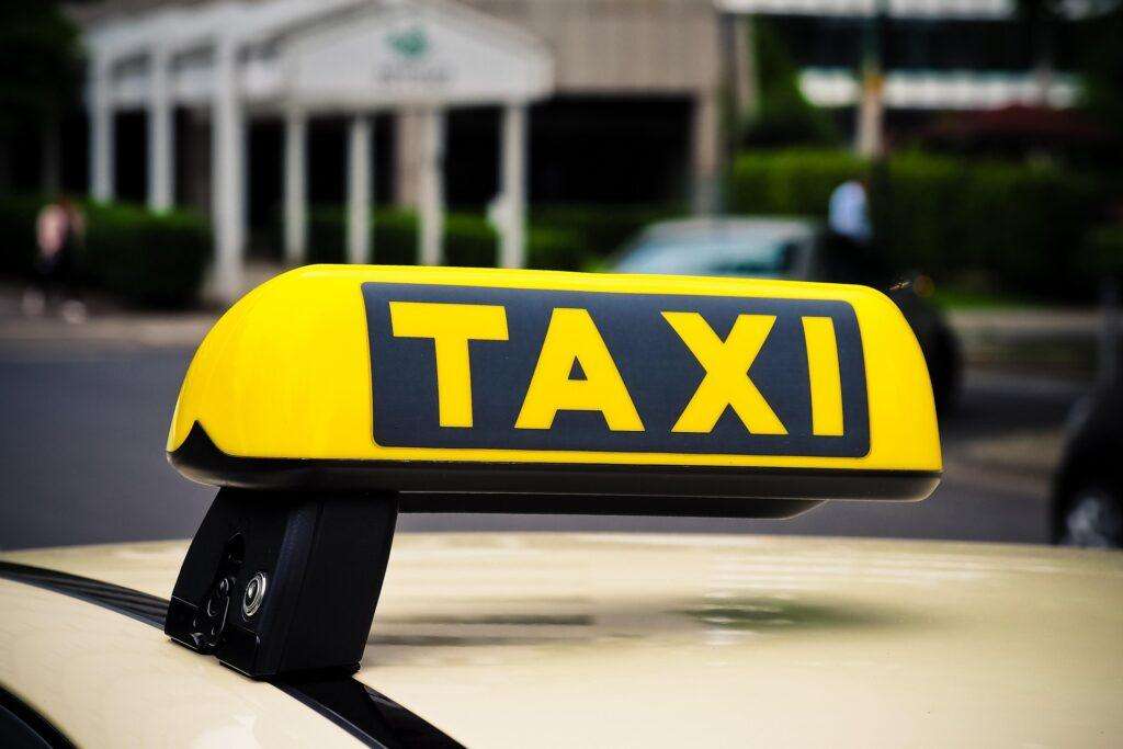 Mennyibe kerül egy ünnepi taxiút?
