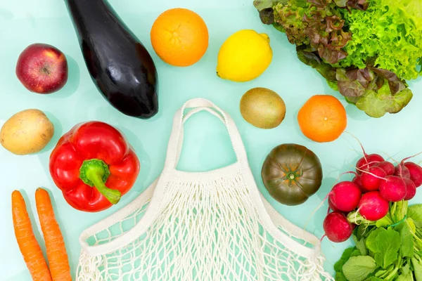 Friss bio zöldségek és gyümölcsök egy vászontáskával, egészséges bevásárlás.