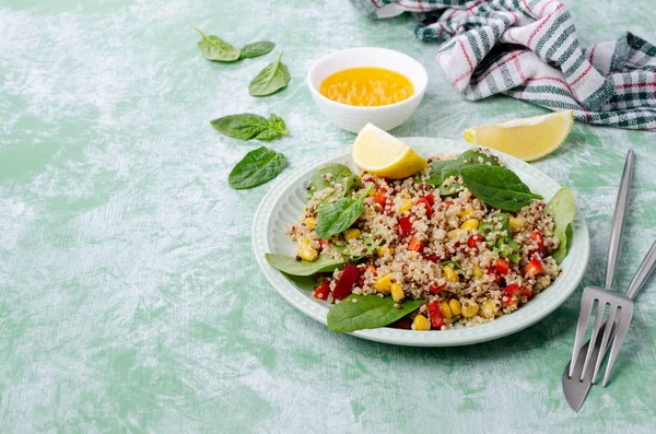 Friss bulgur tál zöldségekkel, citromszeletekkel és öntettel.