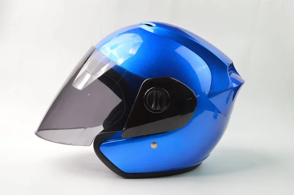Kék motoros bukósisak oldalnézetből, átlátszó plexivel.