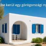 Görögországi nyaraló tengerparti panorámával, fehér falakkal és kék ablakokkal